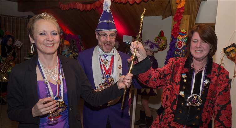 Prinzessin Sandra III. von der tanzenden Note, Torsten Kurz (2. Vorsitzender) und Ester Baumann (Ortsgemeinde Kadenbach) bei der Erstürmung des Rathauses. Thorsten Wüst