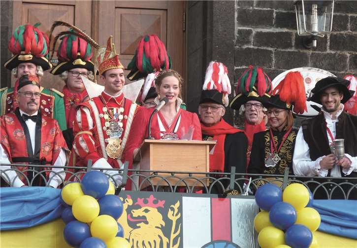 Prinzessin Susi I. stellte in reinem Mennijer Platt zunächst einmal augenzwinkernd klar, dass sie kein „schönes Anhängsel“ des Prinzen sei, sondern durchaus etwas zu sagen habe.