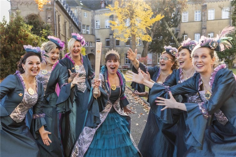 Prinzessin Sylvia I. wird begleitet von Baronessa Carolina, Baronessa Alexandra, Principessa Diana, Contessa Miriam, Contessa Petra und Prinzipessa Stefanie. Foto: privat