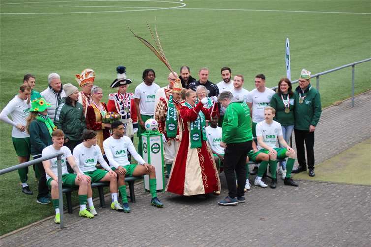 Prinzessin Sylvia verleiht den Orden. Foto: TuS Oberwinter