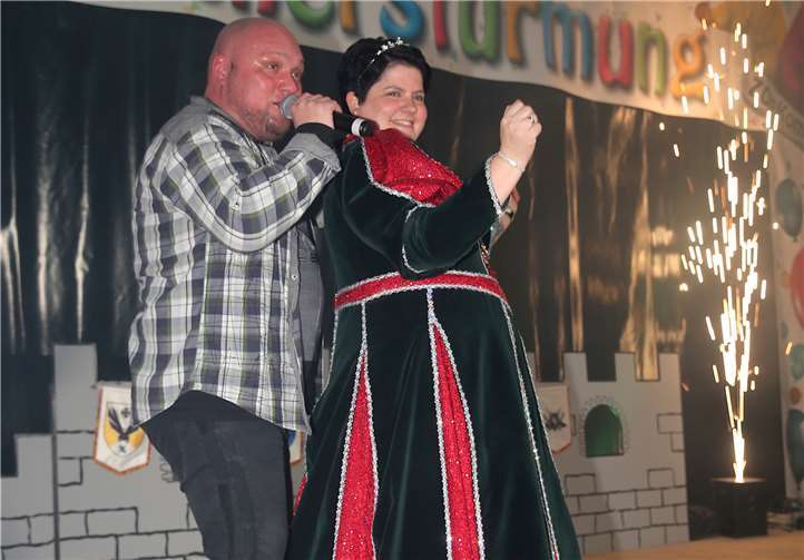 Märchenhaft gescheitert Prinzessin Tina I. hier im Nahkampf mit Ballermann-Star Buddy.