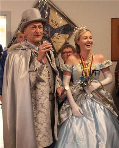 Prinzessin Valesca I. von Glanz und Glitzer, Hofkanzler Frank Spiegel überbringt die Grußworte, da die Prinzessin ohne Stimme ist.