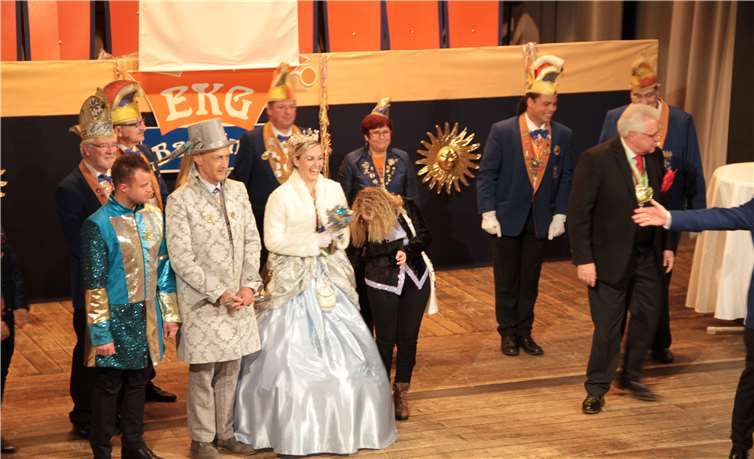 Prinzessin Valesca I. von Glanz und Glitzer überbringt „heisere Grüße“. Fotos: MFU