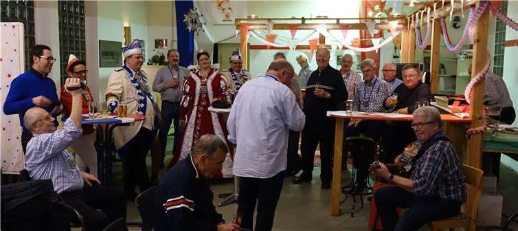 Prinzessin Yvonne I. vom Rennenberger Tal beim Soloauftritt von Bailey - Karl-Heinz Stieldorf - in der Bildmitte, Pastor Lothar Anhalt (li.) und Flippo Wölbert an der Gitarre.Roland Thees