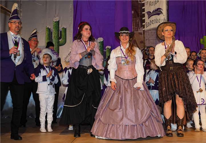 Prinzessin Yvonne I. von der Little-Wood-Ranch mit ihren Hofdamen Esther (l.) und Sandra.