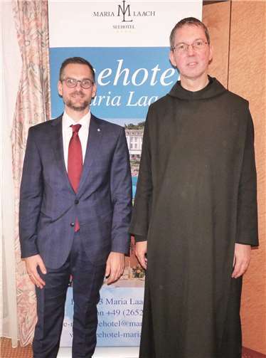 Prior-Administrator Pater Petrus Nowack (rechts) und der kaufmännische Leiter der Benediktinerabtei Maria Laach, Philipp Lohse erläuterten die geistlichen und wirtschaftlichen Motive für die geplanten Baumaßnahmen.Foto: FRE