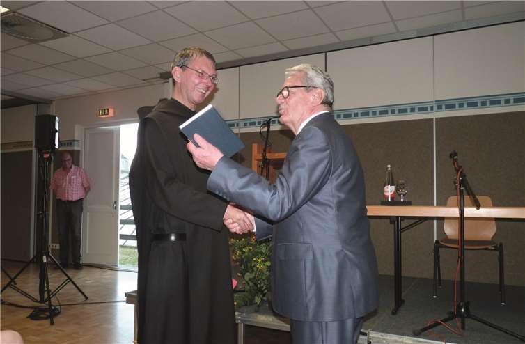 Prior-Administrator Petrus Nowak hieß den ehemaligen Bundespräsidenten und Autor Joachim Gauck herzlich willkommen. Fotos: FRE