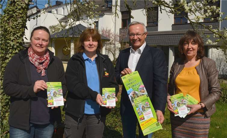 Priska Dreher und Achim Hallerbach informieren sich bei den beiden Diplom-Geologinnen Antje Kohl und Susanne Graichen über ihre Umweltbildungsangebote und stellten gemeinsam den Umweltkompass 2016 vor (v.l.n.r).privat