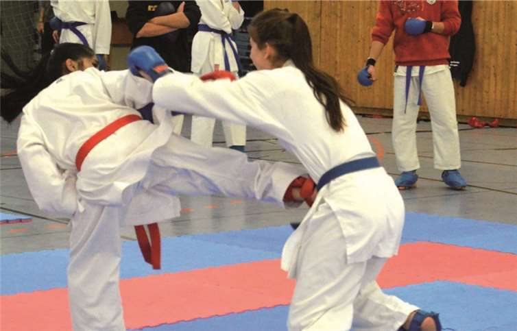 Priti Pelia (l.) präsentierte ihre Fußtechnik zum Körper.privat