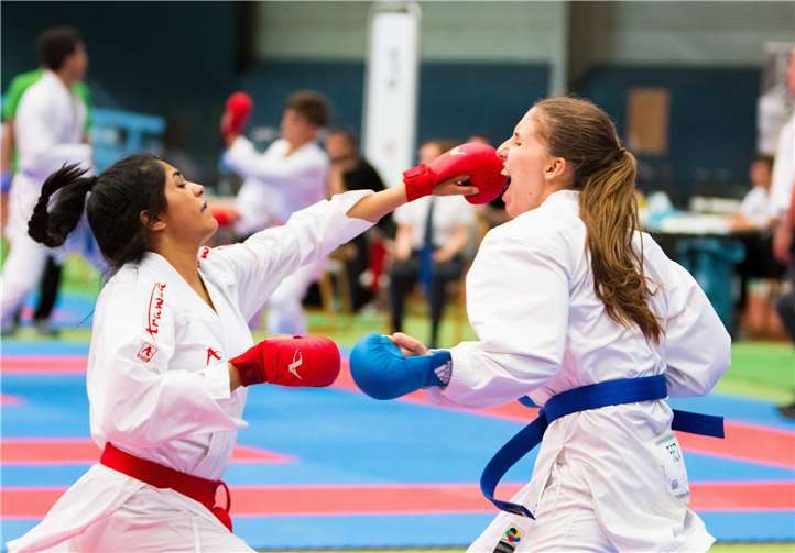 Priti Pelia (roter Gürtel) mit Fausttechnik. Foto: privat