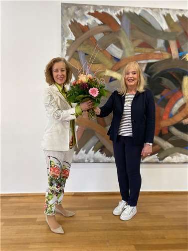 Priv.-Doz. Dr. Margit Theis-Scholz (re.) gratulierte Prof. Dr. Beate Reifenscheid. Quelle: Stadt Koblenz