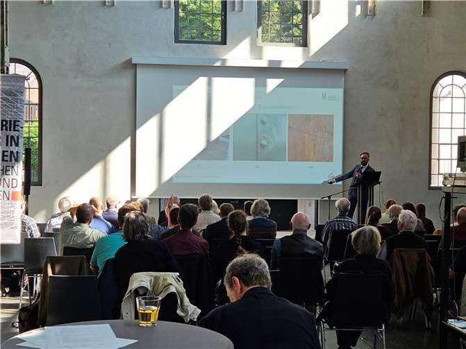 Privatdozent Dr. phil. Roman Hillmann vom deutschen Bergbaumuseum Bochum während seines Vortrags in der Kruppschen Halle der Sayner Hütte.  Foto: Frank Neideck/Mühlsteinrevier RheinEifel