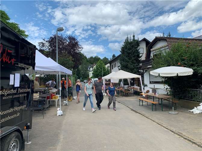 Private Essensausgaben wie hier in Heppingen gab es bereits kurz nach der Flut. Obwohl diese bereits geschlossen wurde, werden die Mahlzeiten nun von anderen Gastronomen ausgegeben.Foto: ROB