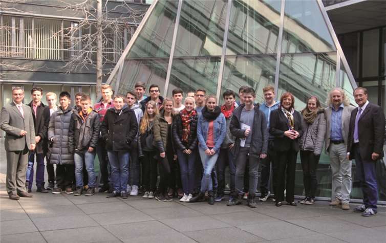 Private Gruppenrunde mit den Landtagsmitgliedern Petra Elsner, Wolfgang Schlagwein und Horst Gies sowie den Lehrern Annette Flackus und Hermann-Joseph Löhr.privat