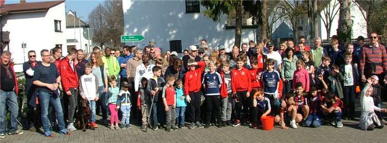 Private Teilnehmer und Gruppen sammelten Müll in Heimerzheim.Foto: privat