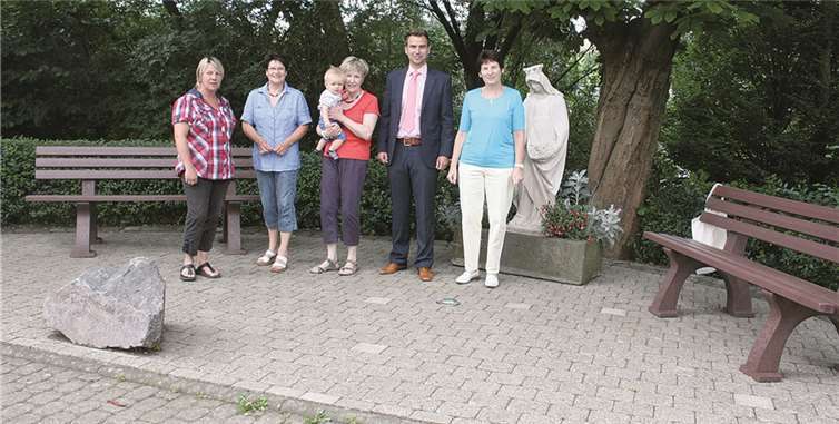 Privatkundenberater Dennis Schäfer von der Volksbank RheinAhrEifel und der Vorstand der Frauengemeinschaft Waldorf besichtigten die neuen Bänke.  WER