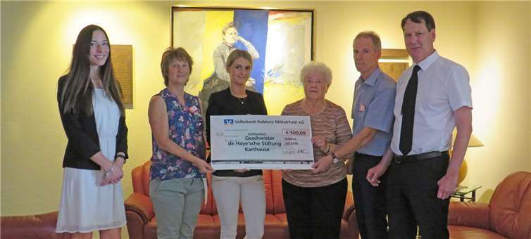 Privatkundenbetreuer Bernd Walterfang (r.) und die Kundenberaterinnen Meike Höhn (Mitte) und Annika Neubauer (l.) überreichten den Spendenscheck an Mitarbeiterin Dorothee Traub (2.v.l.) und Bewohnerin Brunhilde Große sowie Verwaltungsdirektor Thomas Weber (2.v.r.).Geschwister de Haye’sche Stiftung