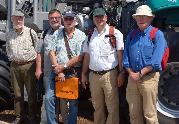 Privatwaldbetreuer Dieter Steinebach mit Mitgliedern des Kreiswaldbauvereins Neuwied. Foto: privat