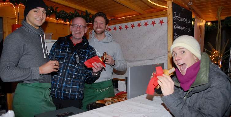 Pro-Höhr-Grenzhausen-Vorsitzender Guido Kröffund sein Team machten den Marktbesuchernmit herzhaften Bratwürsten eine Freude.