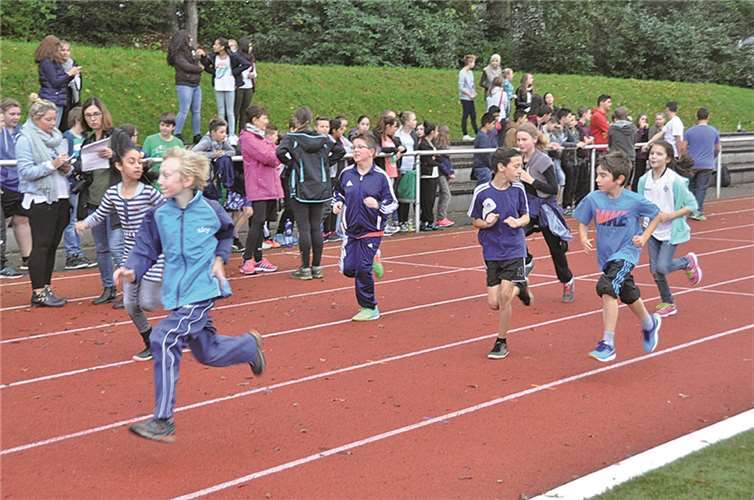 Pro gelaufene Runde erwarben sich die Jugendlichen ein Bändchen, das dann in bare Münze von den Sponsoren umgesetzt wurde.
