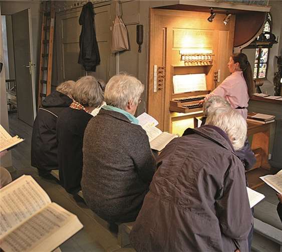 Probe auf der Empore in der Kirche der Heiligen Drei Könige in Oberbachem. Gemeinde Wachtberg