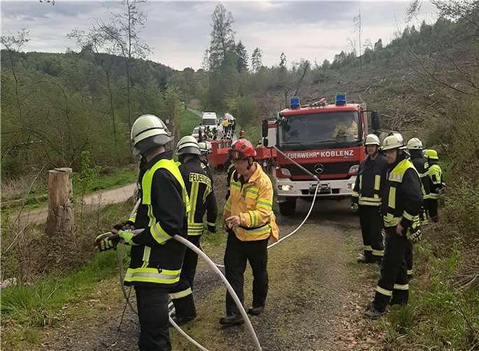 Probe für den Ernstfall: Zahlreiche Einsatzkräfte der Feuerwehr sind bei einer Übung der Bereitschaft des Leitstellenbereiches Koblenz im Westerwald zusammengekommen. Foto: Zimmermann / Kreisverwaltung Ahrweiler
