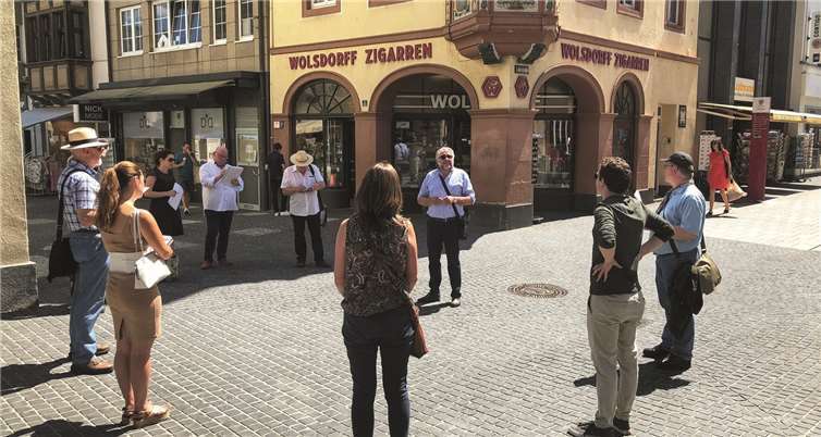 Probeführung auf der Löhrstraße: Der zukünftige Gästeführer Bernd Brenner (Bildmitte) erläutert dem Prüfungsgremium, bestehend aus Mitgliedern des Vereins Koblenzer Gästeführer e.V. und der Koblenz-Touristik, alles Wissenswerte über die historischen Vier Türme. Foto: privat