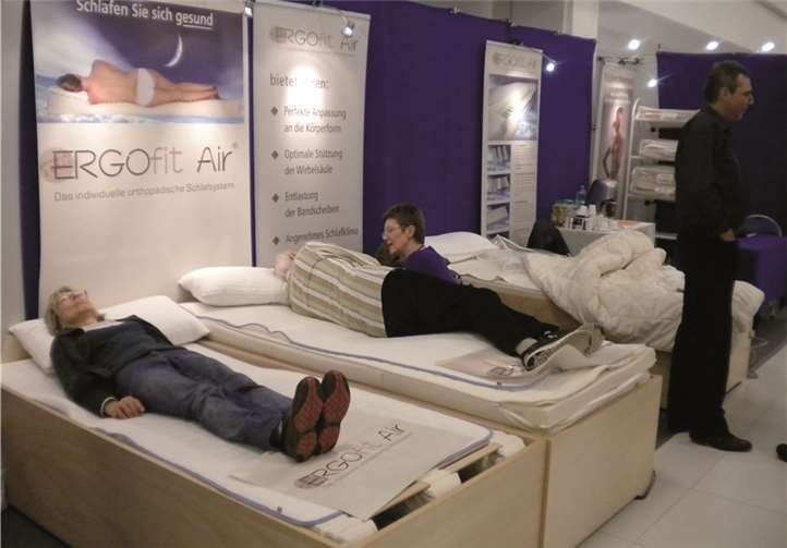 Probeliegen erwünscht: Schlafsysteme verschiedener Hersteller versprechen, sich immer genauer auf die Problemzone der Kunden einzustellen, die an Rückenschmerzen leiden. privat