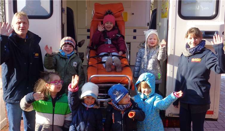 Probeliegen inklusive: Gern erklärten Peter Fischer und Melissa Bergmann vom Arbeiter-Samariter-Bund den neugierigen Kindern den Rettungswagen.Stadt Meckenheim