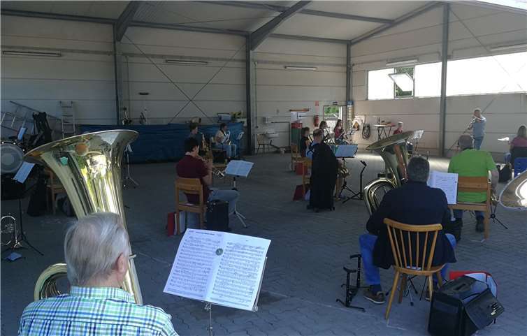 Probenarbeit geht auch mit Sicherheitsabstand. Foto: privat