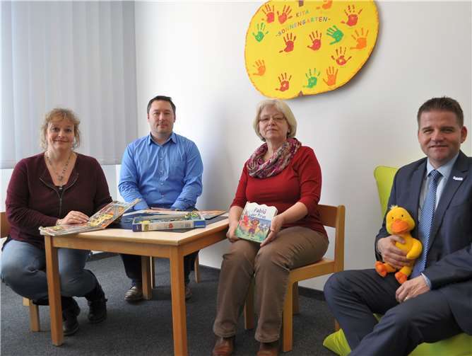 Probesitzen im neuen Eltern-Kind-Betreuungsbüro (von links): Anja Arndt vom Fachbereich Personal, der Vorsitzende des Personalrats, Boris Biederbeck, die Gleichstellungsbeauftragte Bettina Hihn und der Erste Beigeordnete der Stadt Meckenheim, Holger Jung.Stadt Meckenheim
