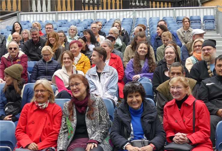 Probesitzen in den Zuschauerrängen. Zur Vorstellung des neuen Festspielprogramms war ein Großteil des Gesamtensembles in der Burg erschienen.