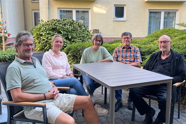 „Probesitzen“: v.l.n.r. Schatzmeister Thomas Acht, Heimleiterin Christiane Linn, Vorsitzende Claudia Neus, stv. Vorsitzender Emil Barz, „Heim-Musikus“ „Schorsch“ Ritter
