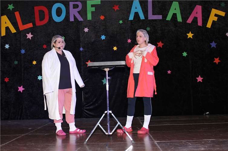 Vorträge, Sketche und Tanz sorgten für Heiterkeit in der Vinxtbachhalle Probleme mit der Figur hatten Denise Beutgen undSabrina Müller beim Sketch „Schönheits-OP“.