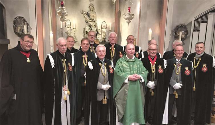 Probst Dr. Michael Langenfeld mit Messgewand bei der Gruppenaufnahme vor dem Gnadenbild.privat