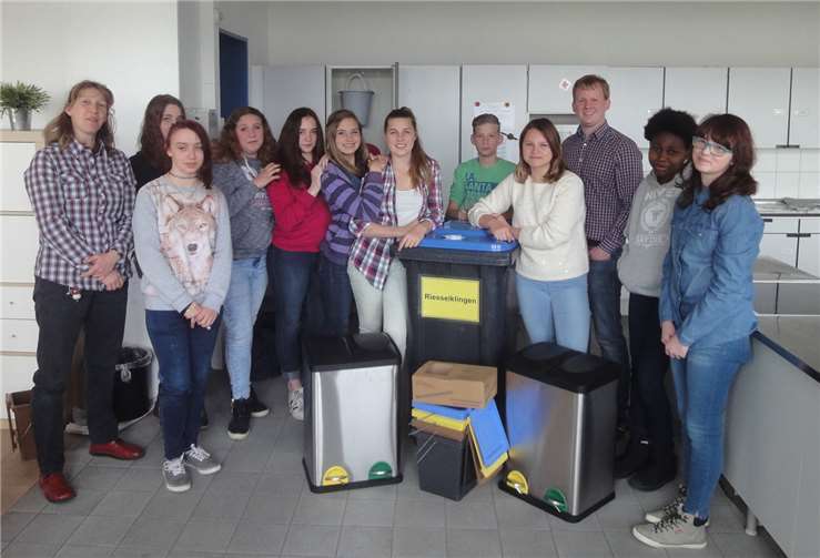 Probten die richtige Abfalltrennung in der Küche: Schüler der Gruppe Hauswirtschaft und Sozialwesen der Brohltal Realschule plus in Niederzissen mit Elke Rechmann (l.) und Tobias Beckers (3.v.r.). privat