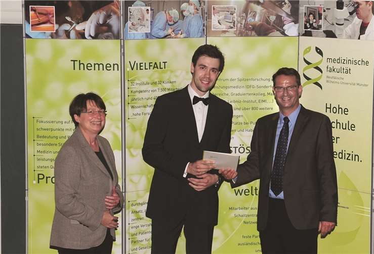 Prodekanin Prof. Heidi Pfeiffer und Prof. Christof von Eiff (Pfizer GmbH, r.) übergaben Dr. Peter C. Kahr den Preis . FZ