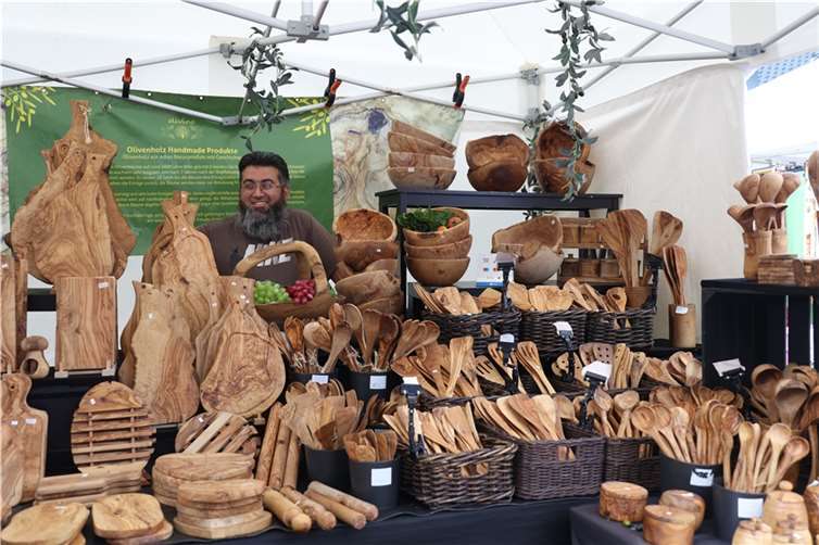 Produkte aus Olivenholz: Das Holz kommt aus Tunesien, der Händler aus Bonn.