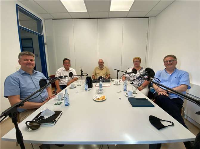 Produktion des „GenerationenPodcast“ mit den beiden Kandidaten Heiko Glitzer (CDU) (vorne links) und Frank Becker (hinten links). In der Mitte Josef Schmaus (Technik) sowie Waltraud Schmaus und Thomas Schwarz (Moderation).  Foto: Benedikt Mugrauer/VG