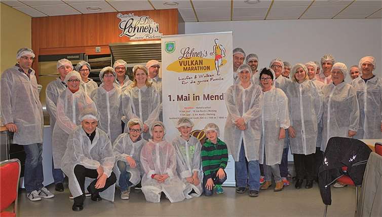 Produktionsleiter Herr Lamparter führte die Gruppe rund drei Stunden lang durch die verschiedenen Abteilungen der Lohner Bäcker und Konditoren. privat