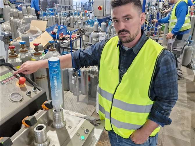 Firma CARBO: Hönningens Spezialist für natürliche Kohlensäure Produktionsleiter Martin Krämer beimAbfüllen von natürlichem CO2 für Haushaltssprudler.