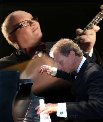 Prof. Andreij Gorbatschow (l.) und Lothar Freund präsentieren ein atemberaubendes Klangfest. privat