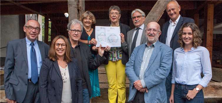 Prof. Barbara Schock-Werner, die stellvertretende Präsidentin der NRW-Stiftung, überreichte zwei Förderbescheide über 35.075 1000 Euro an den Verein der Freunde edlen Glases sowie an den Freundeskreis Römerkanal.JOST