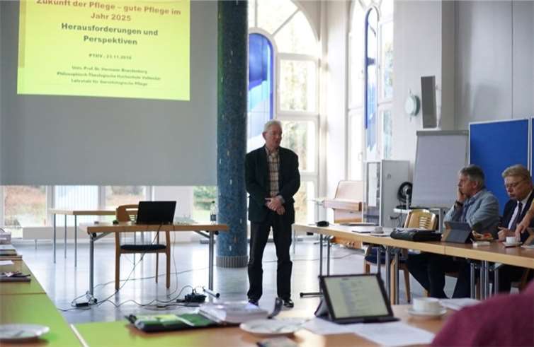 Prof. Brandenburg (PTHV) informierte über die aktuelle Pflegesituation.Foto: privat