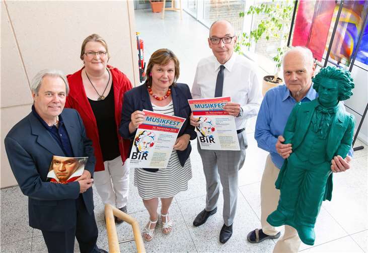 Prof. Christian Brunnert, Luzia Fecke, Barbara Hausmanns, Dr. Raffael Knauber und Arnd Pötter freuen sich schon auf die Veranstaltung „Beethoven in Rheinbach“. Foto: Jost