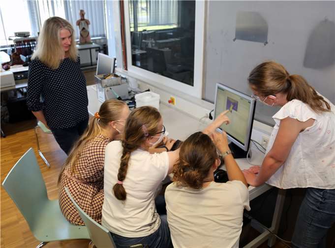 Prof. Dellen mit den Schülerinnen der CJD. Foto: privat