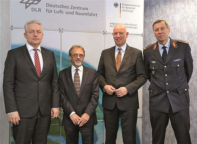 Prof. Dr. Alexander Verl (Fraunhofer-Vorstand Technologiemarketing und Geschäftsmodelle), Prof. Dr. Ing. Joachim Ender (Institutsleiter Fraunhofer FHR), Dr. Gerd Gruppe (DLR-Vorstand Raumfahrtmanagement) und Generalleutnant Joachim Wundrak (Kommandeur Zentrum Luftoperationen der Luftwaffe) bei der Kick-off-Veranstaltung.© DLR (CC-BY 3.0)