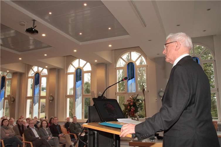 Prof. Dr. Alfred Schuchart begrüßt die Zuhörer. Seit 40 Jahren leitet und organisiert er die Akademietage.