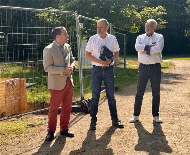 Prof. Dr. Andreas Lukas, Baudezernent der Stadt Koblenz, erläuterte vor Ort die baulichen und planungsrechtlichen Aspekte und ging auf zahlreiche Fragen der Anwesenden ein. Foto: CDU Koblenz-Karthause