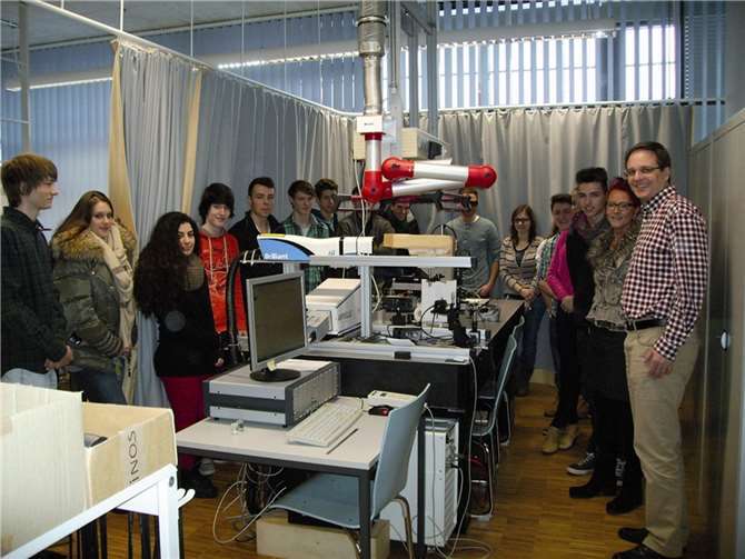 Prof. Dr. Ankerhold (v. re.) und Sozialkundelehrerin Ursula Haustein mit der Schülergruppe des Are-Gymnasiums im Laserlabor des Rhein-Ahr-Campus.